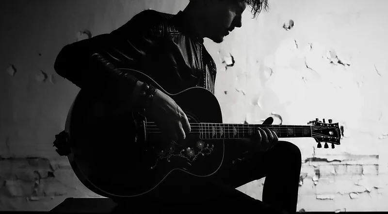 Miller Music-Sänger Sascha Gutmann blackandwhite