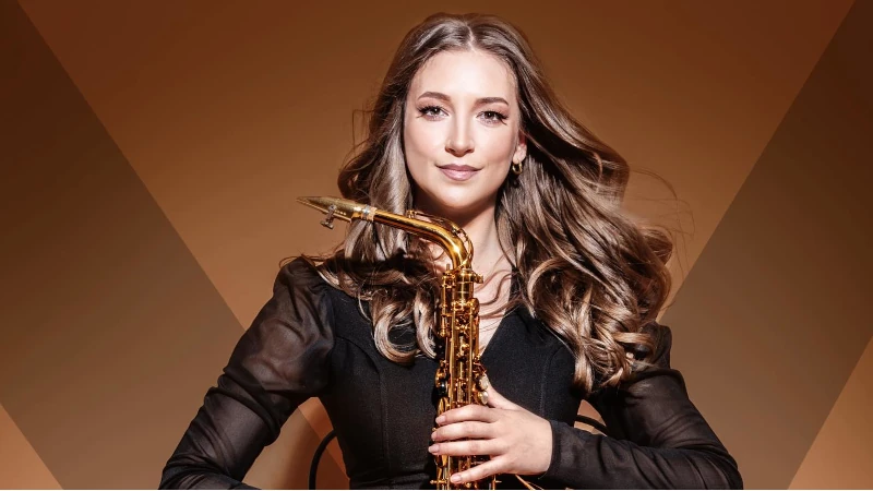 Miller Music Saxophonistin Bella Hill 800