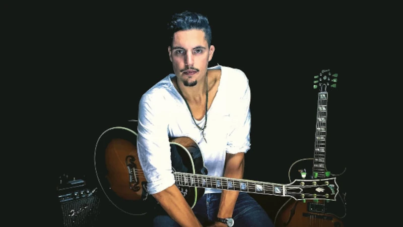 Miller Music-Sänger Sascha Gutmann mit Gitarre 3