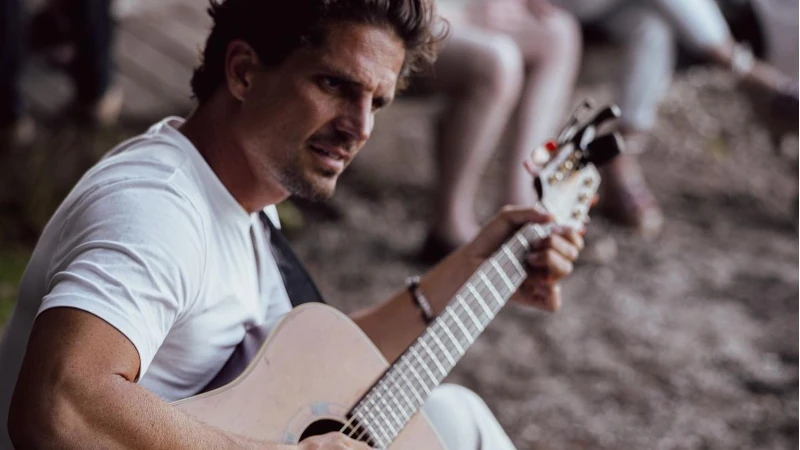 Miller Music-Sänger Tommy Reeve mit Gitarre